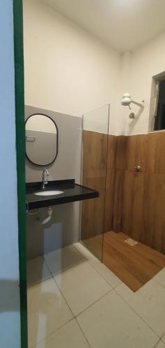 un bagno con lavandino e specchio di Ap Umarizal a Belém