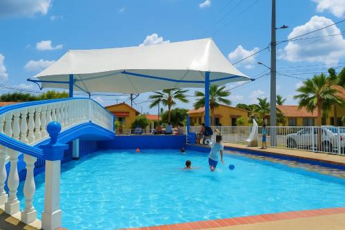 un niño jugando en una piscina en Casa de Descanso Flandes, en Flandes