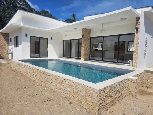 Swimmingpoolen hos eller tæt på Villa Carissa