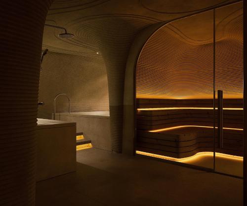 ホーチミン・シティにあるKin Hotel Hai Ba Trungの浴槽と洗面台のあるバスルーム