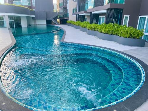 Πισίνα στο ή κοντά στο Bright Modern 2BR Condo Near Central with Pool, Gym & Mountain View