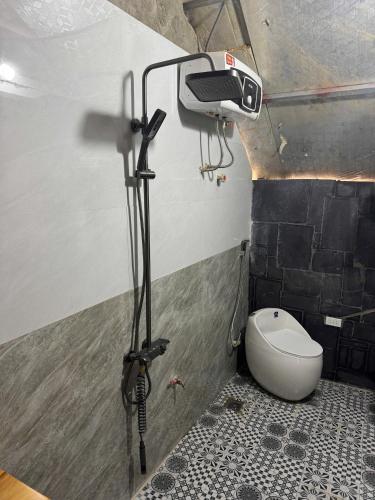 a shower in a bathroom with a toilet at Păng Nhù homestay- Venuestay in Bắc Yên