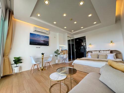 Katil atau katil-katil dalam bilik di Modern Seaview studio apartment
