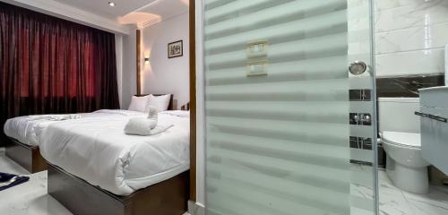 a hotel room with a bed and a bathroom at NEW ASSER HOTEL PYRAMID in Cairo