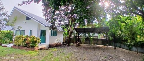 Κήπος έξω από το Pasak River Bungalow