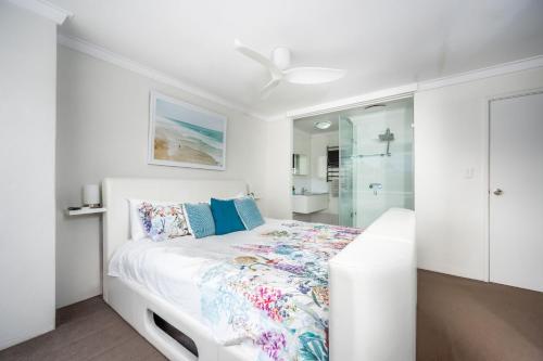 a white bedroom with a bed and a white ceiling at The Whitehouse - South Yunderup in South Yunderup