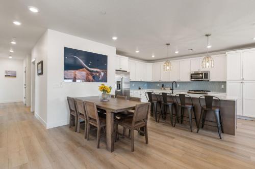 Una cocina y un comedor con mesa y sillas de madera. en The Ranch condo, en Atkinville