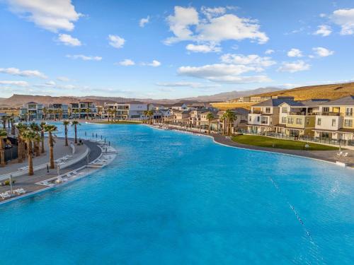 vistas a un río con casas y apartamentos en condominio en The Ranch condo, en Atkinville