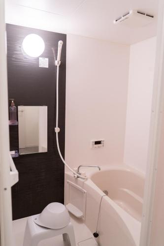 ein Badezimmer mit Toilette und Badewanne in der Unterkunft Green Field in Sasebo