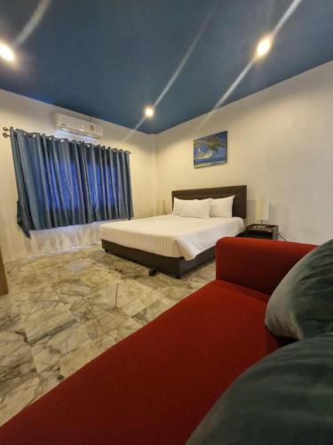 a bedroom with a bed and a couch at Superb 3 Bed Pool Villa in Ban Saiyuan (1)
