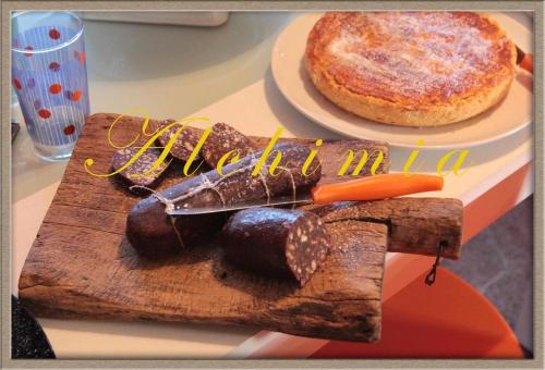een snijplank met een mes en een bord voedsel bij Alchimia tra suoni e colori in Marina di Mancaversa