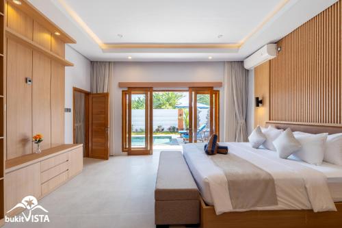 Bingin BeachにあるGovind Uluwatu Villa by Bukit Vistaの大きなベッドとバスルームのある寝室