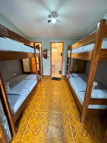 Postel nebo postele na pokoji v ubytování SandGrizz Tourist Inn