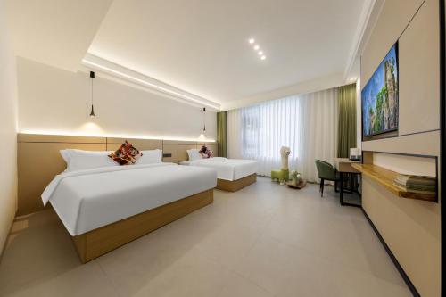 Giường trong phòng chung tại Zhangjiajie Longing Mountain B&B