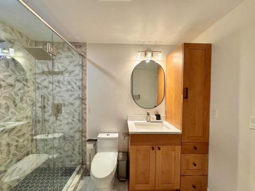 Ένα μπάνιο στο The Grove - A Family Friendly Modern Studio in Portland-Beaverton-Hillsboro