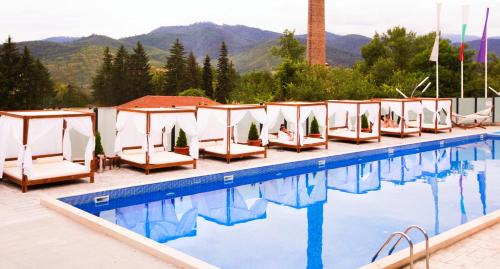 uma piscina com espreguiçadeiras e um hotel em Royal Spa Hotel em Velingrad