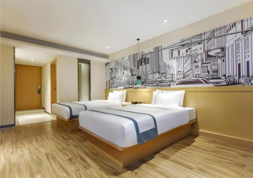 - 2 lits dans une chambre d'hôtel ornée d'une peinture murale dans l'établissement City Comfort Inn Guiyang Financial City, à Guiyang