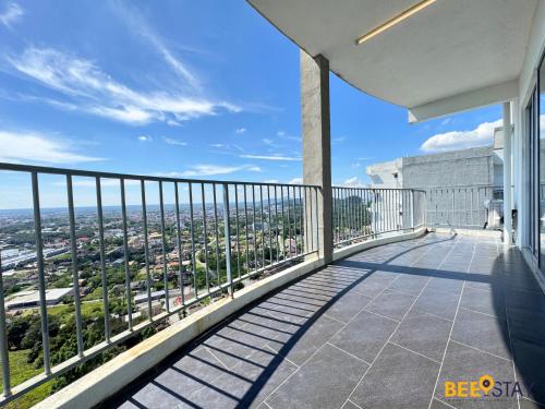 un balcon avec vue sur la ville dans l'établissement Taiping Crystal Creek Condo Pool Gym Netflix 8-9PAX, à Taiping