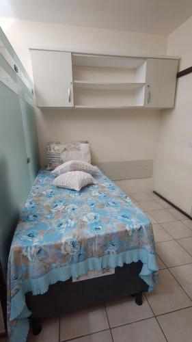 a bedroom with a bed with a blue comforter at Flat Olinda 4 Rodas in Olinda