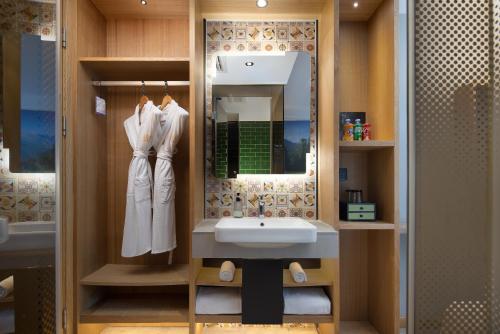 Ένα μπάνιο στο Qiuguo Hotel, Beijing West Railway Station Liuliqiao East Subway Station