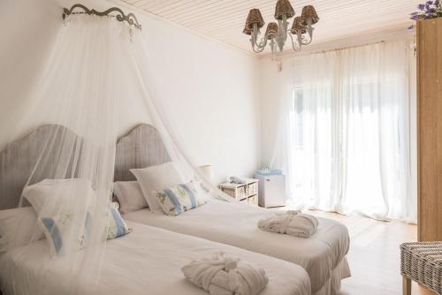 Giường trong phòng chung tại Es Cel de Begur Hotel