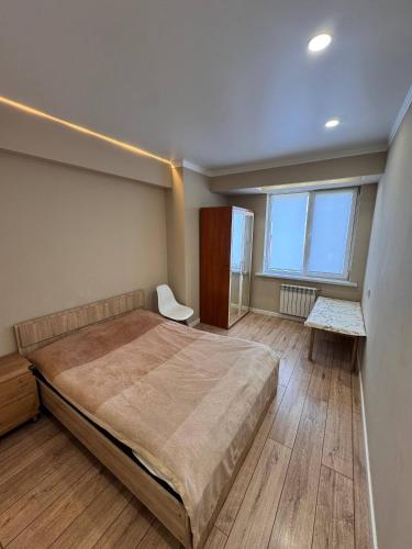 Ένα ή περισσότερα κρεβάτια σε δωμάτιο στο Назарбаева 77