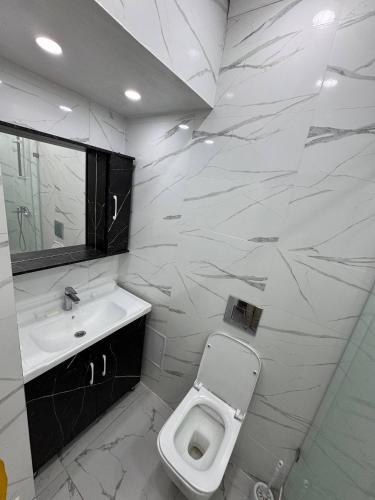 Ένα μπάνιο στο Назарбаева 77