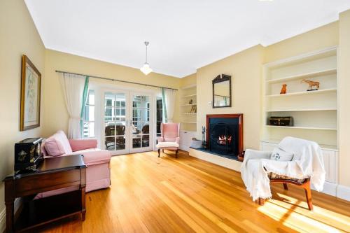 un soggiorno con divano e camino di Serene & Classic Family Retreat by the Yarra a Warrandyte
