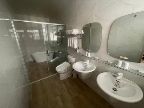 a bathroom with a sink and a toilet and a shower at Xing Yu Hotel in Mao-i-san-ts'un