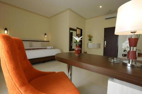 Khu vực ghế ngồi tại Puri Indah Hotel