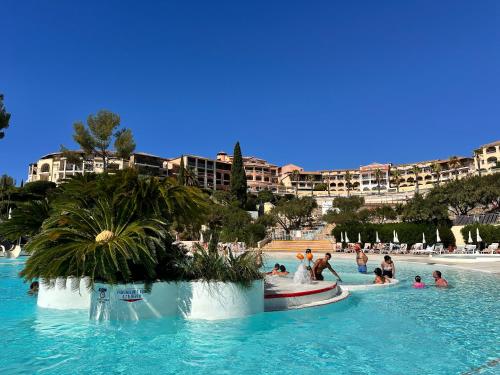 Village Cap Estérel pierre et vacances Appartement en Rez de Jardin vue Mer -Plages -Parcs Aquatique - Animations -5 piscines dont une chauffée au 01-Novembre -Parking -Climatisation -Formule Club