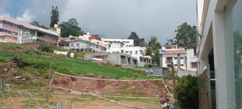 Un grupo de edificios en una colina con una red. en Dream Palace Kodaikanal, en Kodaikanal