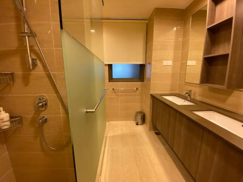 Ένα μπάνιο στο By The Sea Cozy Beachfront Home Side Seaview333A