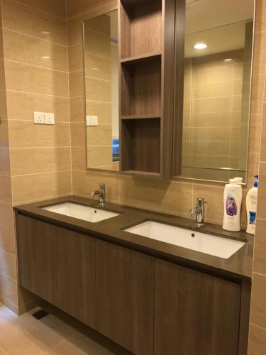 um banheiro com duas pias e um espelho em By The Sea Partial Seaview n Mountain View 383 em Batu Ferringhi