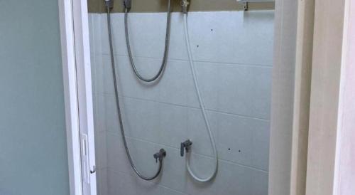 Ένα μπάνιο στο Capital O 75406 Hotel M Rojana