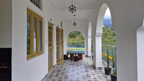 a hallway of a house with a view of the ocean at Valley vibes by Bahugunas den in Srīnagar