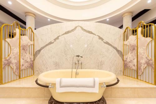 une salle de bain avec une baignoire au milieu d'une pièce dans l'établissement Wyndham Casablanca Jakarta, à Jakarta