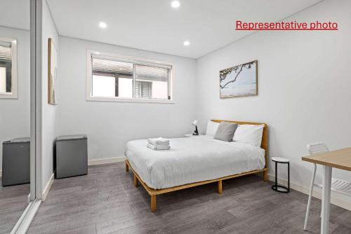 Postel nebo postele na pokoji v ubytování Sleek & Comfortable Double Room at Revesby with Shared Amenities