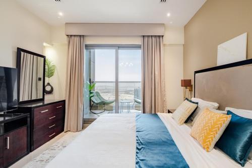 迪拜Sardinia Hotel Mood-Dubai Downtown Hight Floor的一间带大床和大窗户的卧室