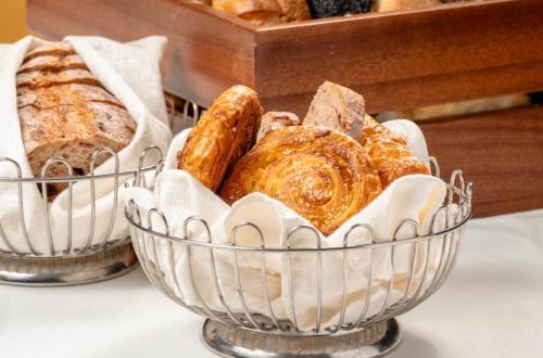 雅安DoubleTree By Hilton Ya'An的两个装满不同种类面包的篮子