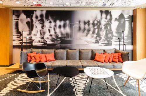 a living room with a couch and some chairs at ibis Sao Paulo Paulista in Sao Paulo