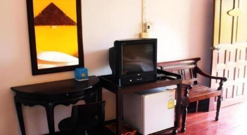 un soggiorno con TV e tavolo con specchio di Umphangburiresort a Umphang
