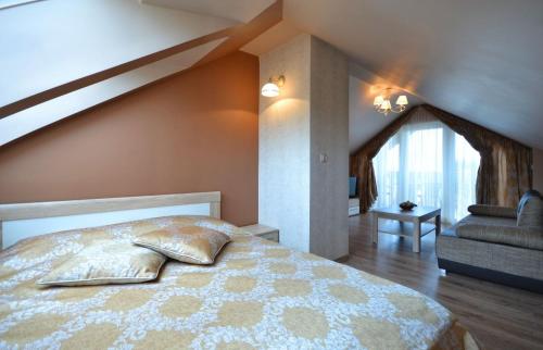 ein Schlafzimmer mit einem großen Bett und einer Treppe in der Unterkunft Willa Słowiańska in Misdroy