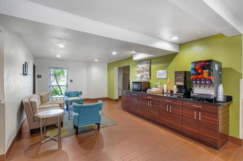 um átrio com uma sala de espera com uma mesa e cadeiras em Sleep Inn near Busch Gardens - USF em Tampa