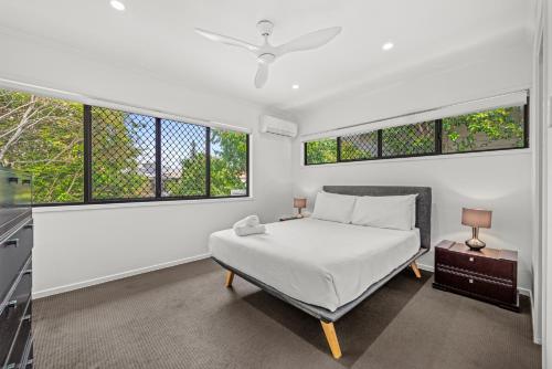 Ένα ή περισσότερα κρεβάτια σε δωμάτιο στο Peaceful 3BR 2BA with Parking Near Airport and CBD