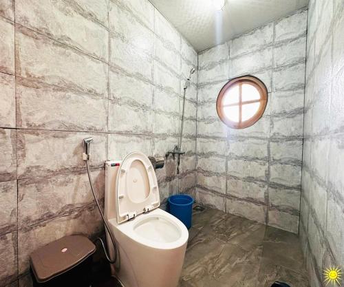 Koupelna v ubytování OnTheHill Hotel