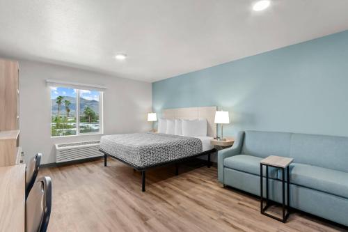 ツーソンにあるWoodSpring Suites Tucson Medical Centerのベッドとソファのあるホテルの部屋