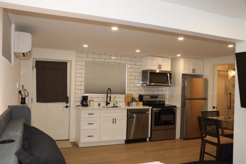 Kuchyň nebo kuchyňský kout v ubytování Studio near Downtown, Airport, stadiums, light rail, train