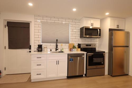 Kuchyň nebo kuchyňský kout v ubytování Studio near Downtown, Airport, stadiums, light rail, train