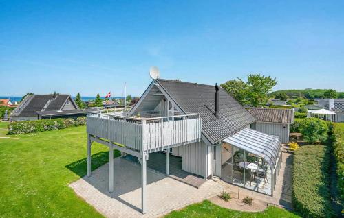 SkåstrupにあるPerfect Setting For A Family Holiday By Seaのデッキ付きの家屋の頭上の景色